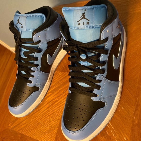 Jordan 1 Mid - Picture 2 of 11